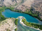 Foto pemandangan pantai Teluk Gurita dengan pemandangan Alam Sabana-Kecamatan Kakuluk Mesak- Belu-NTT