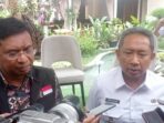 wali-kota-bandung-yana-mulyana-berbaju-putih-dan-ketua-dprd-kota-bandung-tedy-rusmawan-batik-hitam
